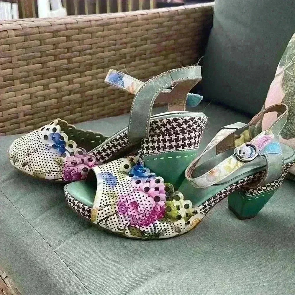 New L’Artiste leather floral sandals 41 or 9.5-10 gorgeous ♥️❤️🌸🌺🌸🌺